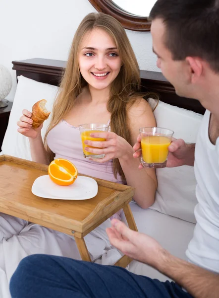 Koppel met lekker ontbijt op bed — Stockfoto