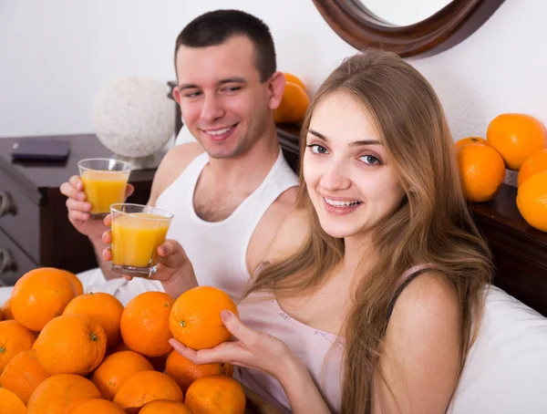 Uomo e fidanzata bere succo d'arancia — Foto Stock