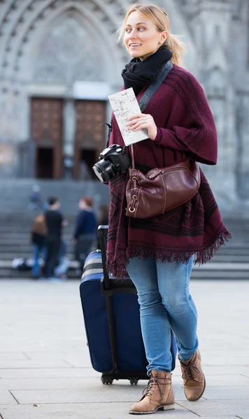 Tourist tjej gå med väska — Stockfoto