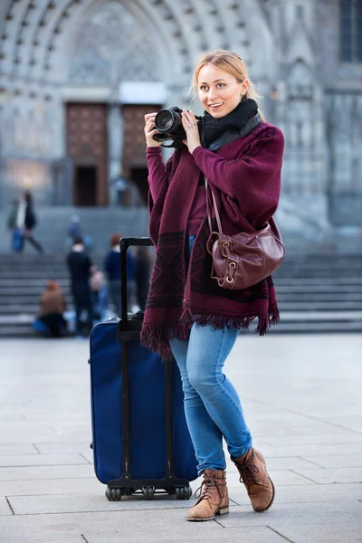 Mujer joven tomando fotos al aire libre — Foto de Stock