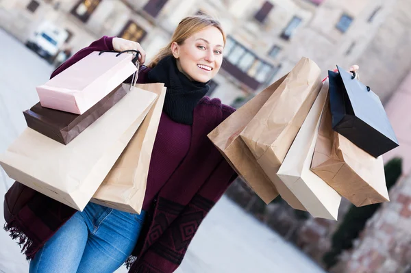 Woman looking satisfied after shopping — Stock Photo, Image