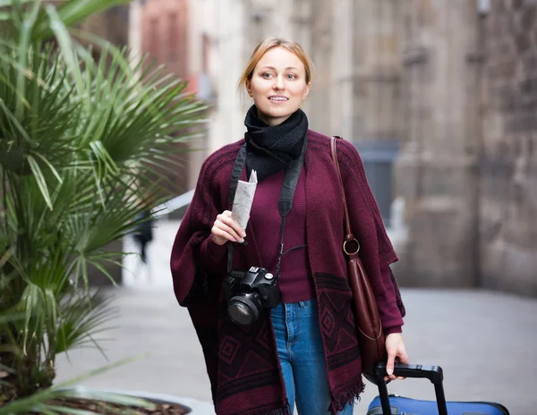 Туристична дівчина гуляє з дорожньою сумкою — стокове фото