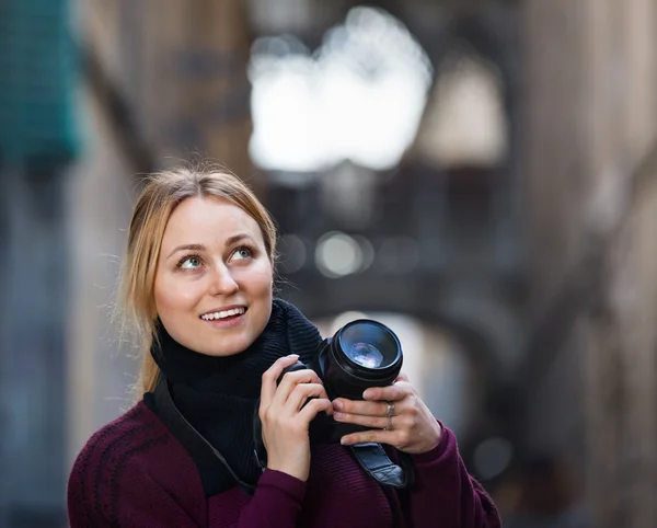Młoda kobieta fotografowanie na zewnątrz — Zdjęcie stockowe