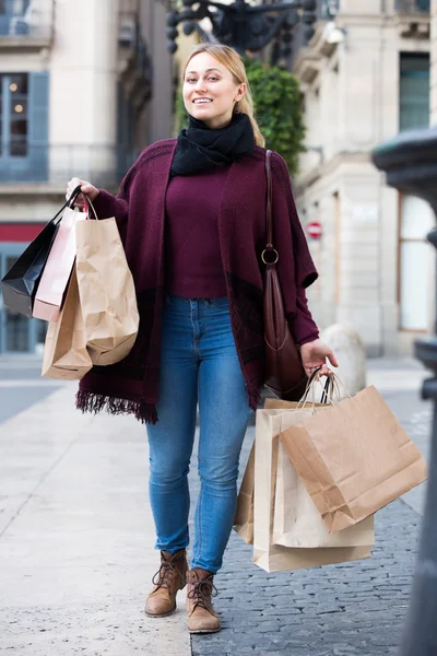 Dívka hospodářství nákupní tašky papírové — Stock fotografie