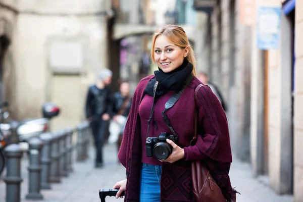 Giovane donna scattare foto all'aperto — Foto Stock