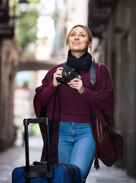Jeune femme prenant des photos à l'extérieur — Photo
