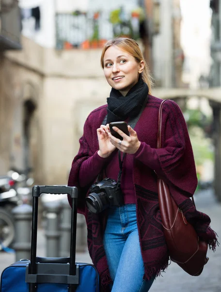 Menina procurando a direção — Fotografia de Stock