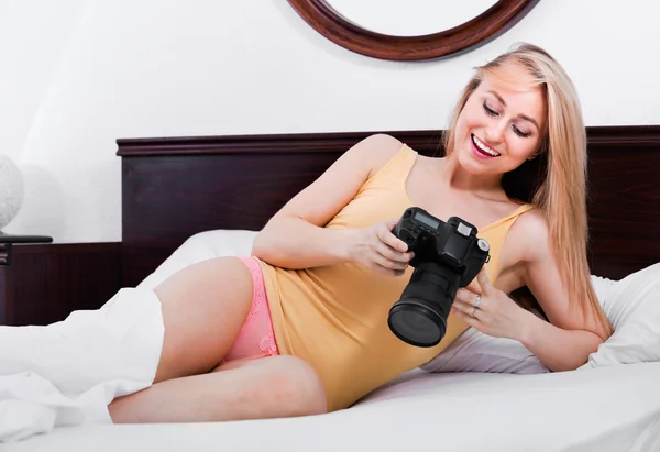 Mladá žena ve spodním prádle s fotoaparátem — Stock fotografie