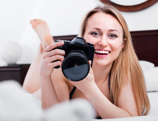 Mujer en ropa interior con cámara —  Fotos de Stock