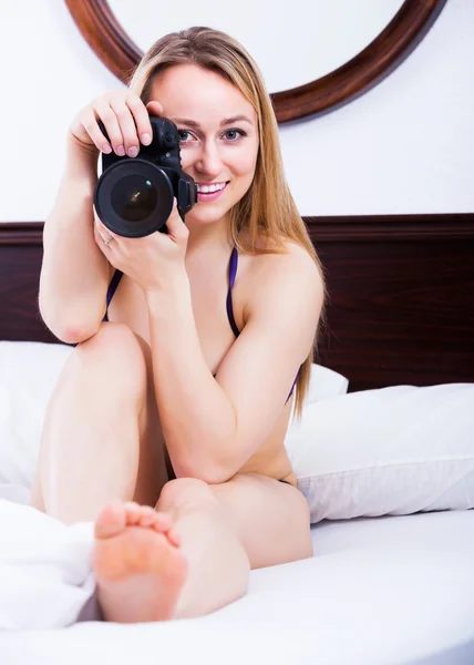 Ragazza che gioca con la fotocamera — Foto Stock