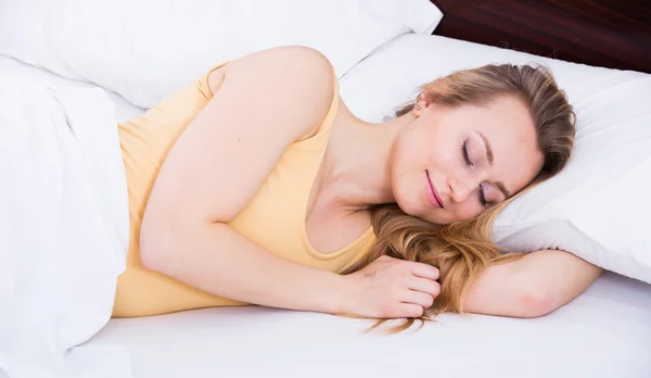 Mujer en pijama durmiendo la siesta —  Fotos de Stock