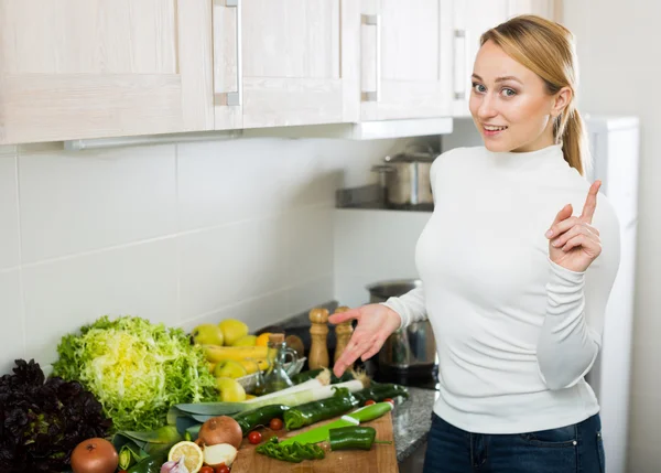 Vrouw poseren met groenten — Stockfoto