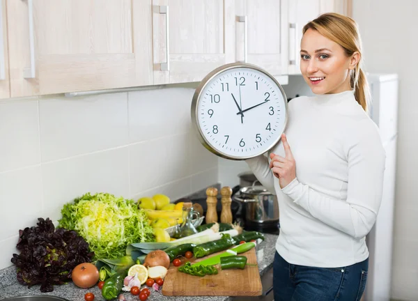 Vrouw bedrijf klok — Stockfoto