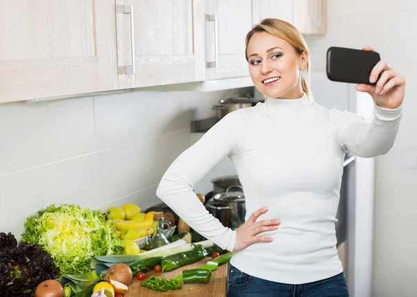 Huisvrouw maken foto van zichzelf — Stockfoto