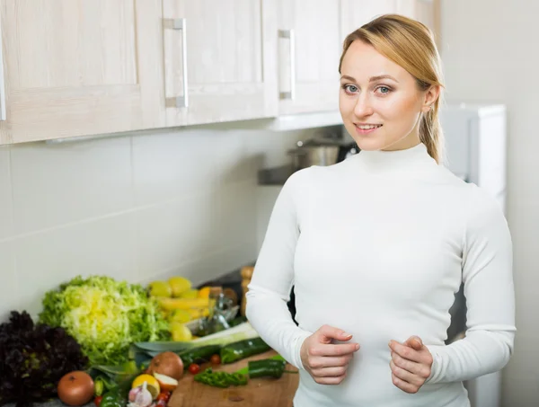 女性が台所で野菜と一緒にポーズ — ストック写真