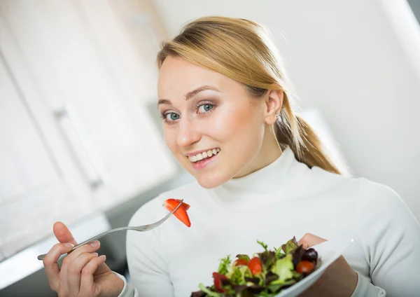 Menina feliz com salada de legumes — Fotografia de Stock
