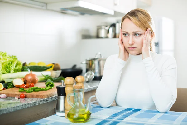 Mulher posando com legumes na cozinha — Fotografia de Stock