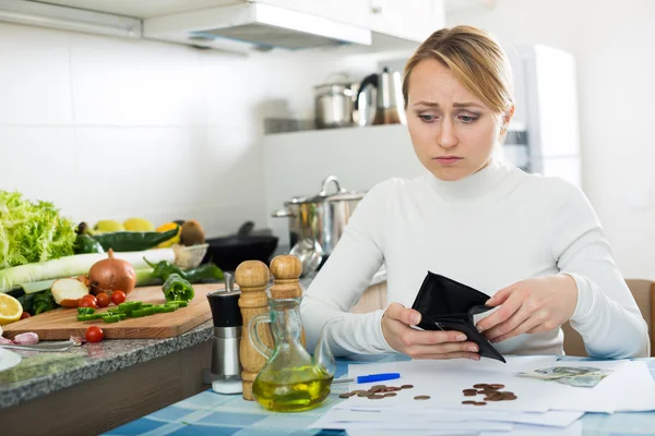 Frau in Küche pleite — Stockfoto