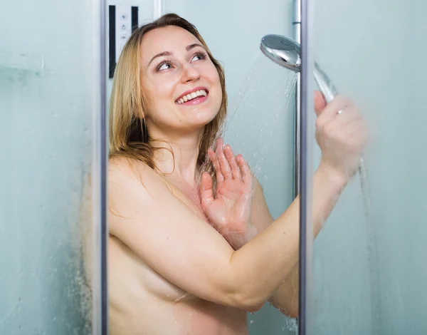 Mujer tomando ducha — Foto de Stock