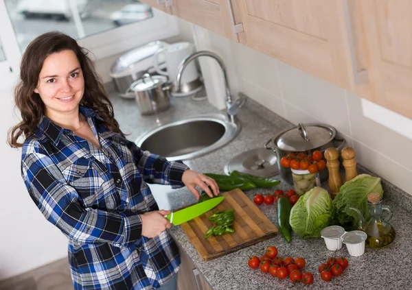 동 음에서 채소를 준비 하는 여자 — 스톡 사진