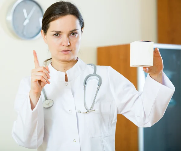 Allvarliga kvinnliga läkare — Stockfoto