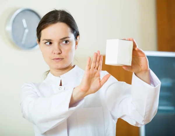 Ernstige vrouwelijke arts — Stockfoto