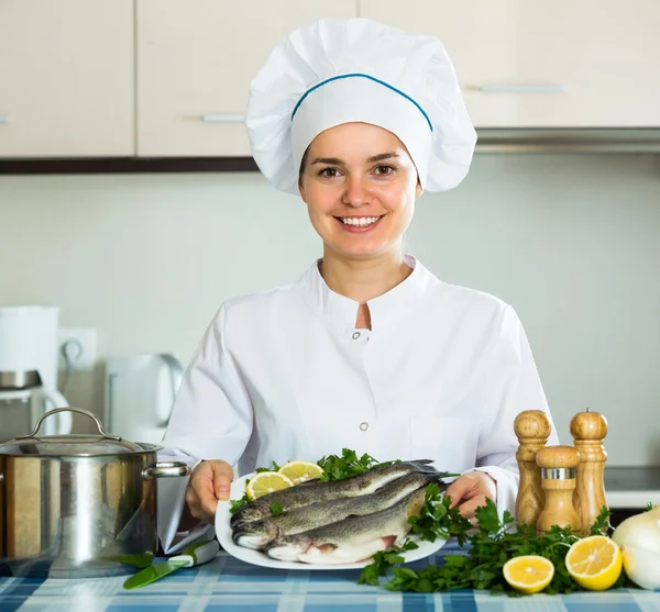 Professionele chef-kok koken van mackere — Stockfoto