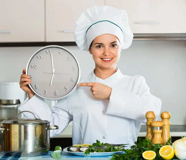 Професійний шеф-кухар тримає великий годинник — стокове фото