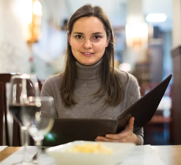 Giovane donna con vino — Foto Stock