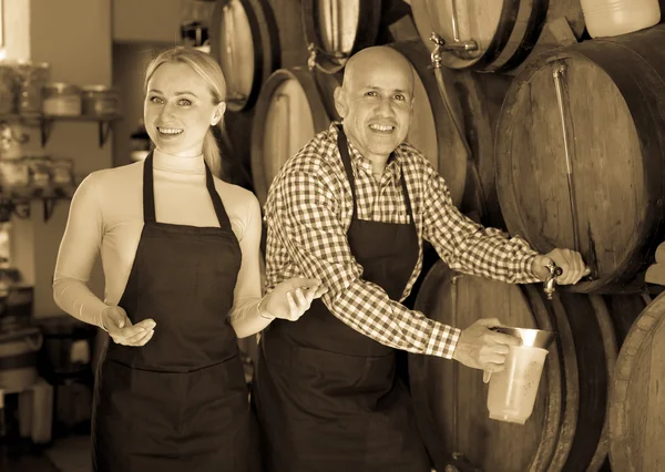 Vinicultores tomando vino —  Fotos de Stock