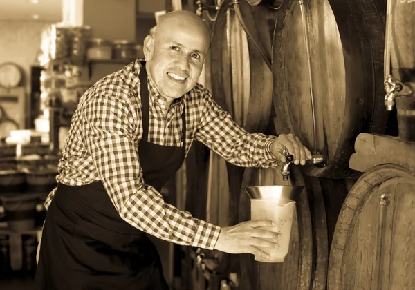 Man seller pouring wine — Stock Photo, Image