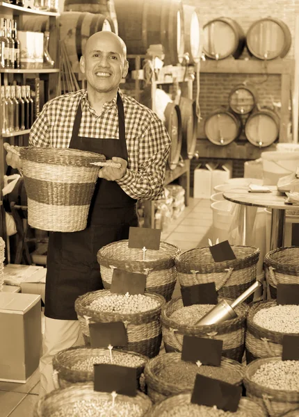 Säljaren visar torkade bönor på bazar — Stockfoto