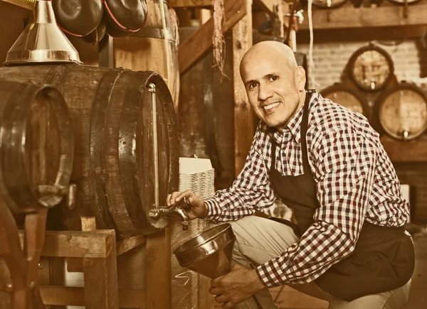 Hombre sosteniendo vino en casa de vino —  Fotos de Stock