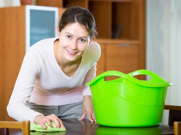 Frau putzt zu Hause — Stockfoto