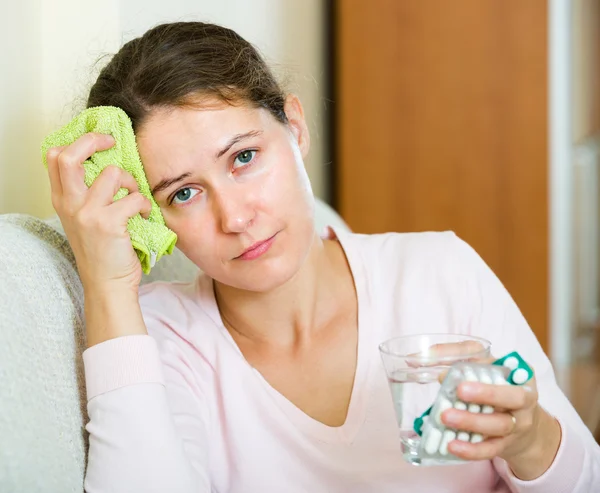 Mujer con dolor de cabeza en casa — Foto de Stock