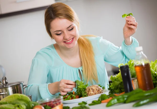 Positive Hausfrau mit Teller — Stockfoto