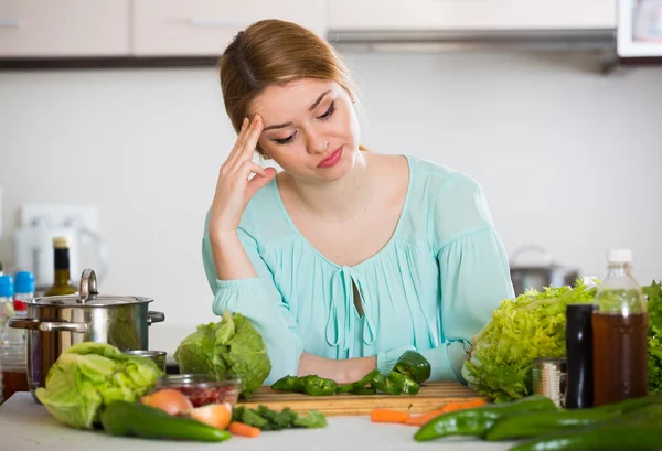 Ung hemmafru trött på matlagning — Stockfoto