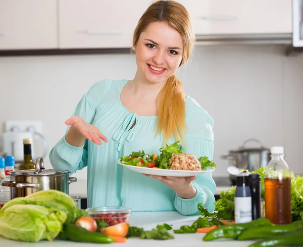 Jonge huisvrouw met plaat — Stockfoto