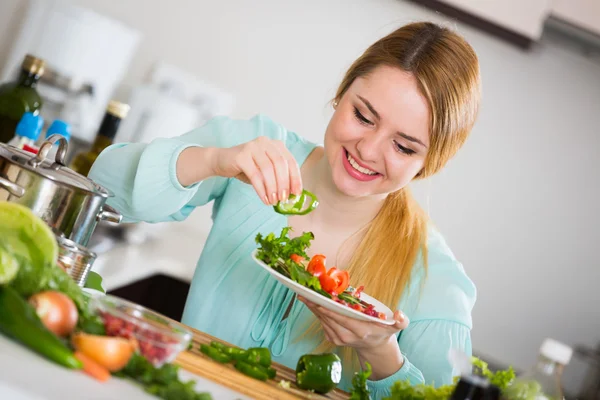 Positive Hausfrau mit Teller — Stockfoto