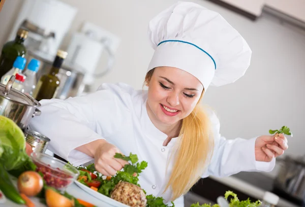 Vrouwelijke chef-kok versieren kaas — Stockfoto