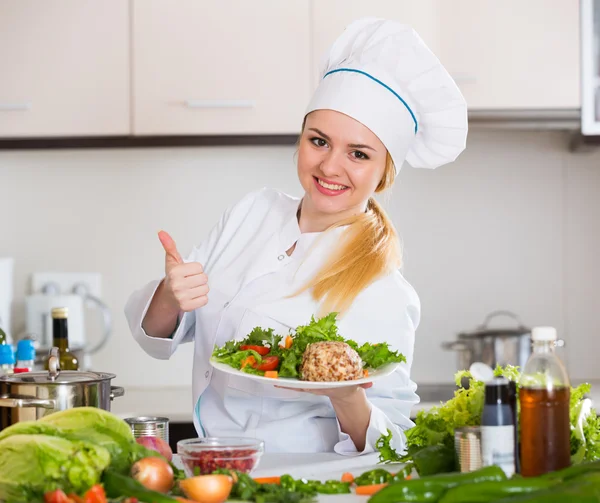 Vrouwelijke chef-kok versieren kaas — Stockfoto