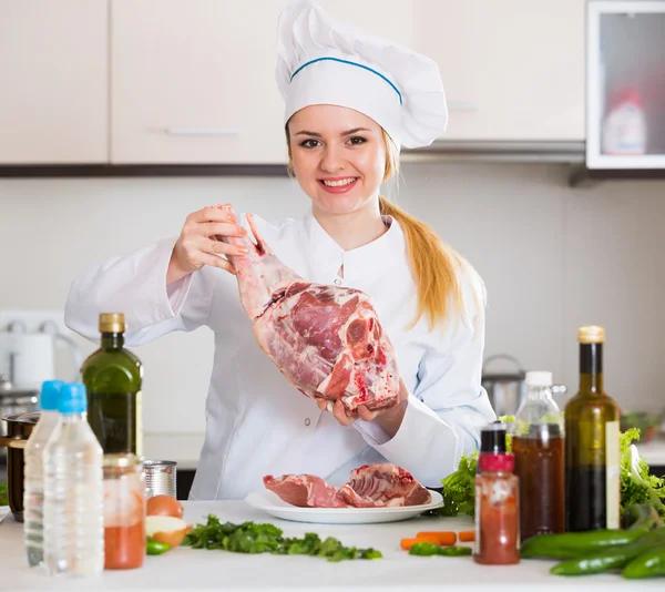 Vrouwelijke chef-kok werkt — Stockfoto