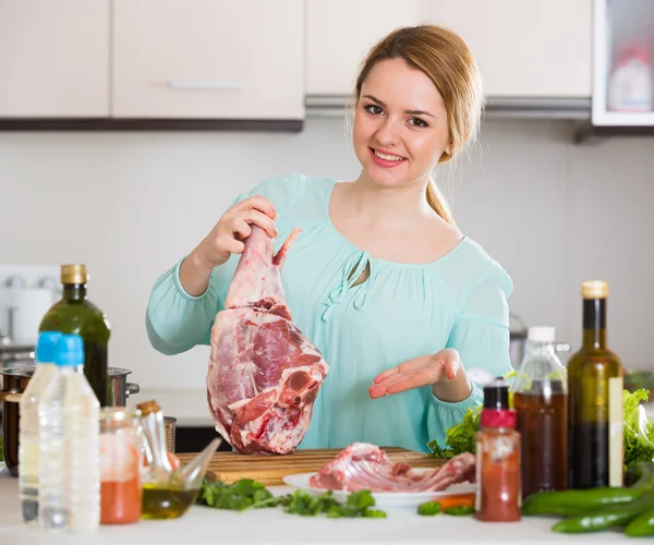 Meisje voorbereiding van schapenvlees — Stockfoto