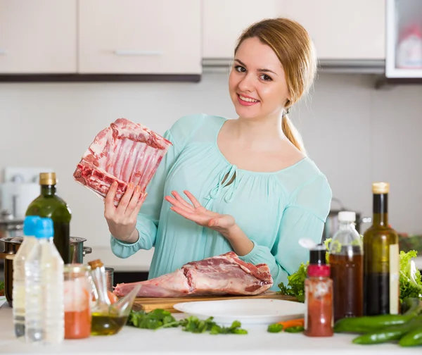 Meisje voorbereiding van schapenvlees — Stockfoto