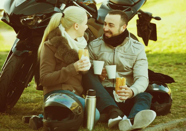 Paar trinkt Kaffee in der Nähe von Motorrad — Stockfoto