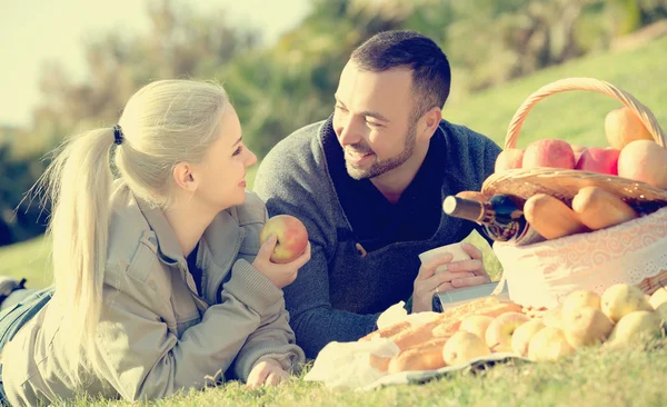 Paar faulenzt bei Picknick im Freien — Stockfoto