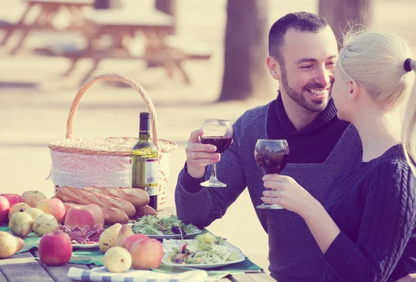 Paar drinken wijn aan tafel — Stockfoto