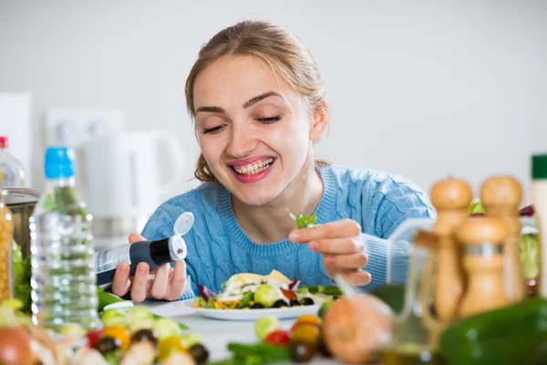 Sorridente ragazza decorazione insalata — Foto Stock