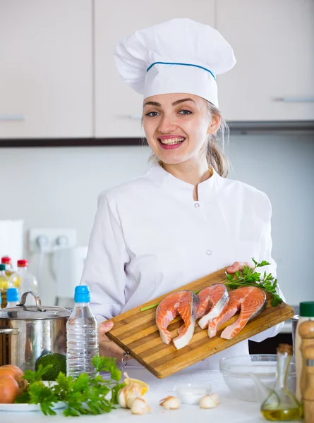 Mutlu kadın aşçı poz — Stok fotoğraf