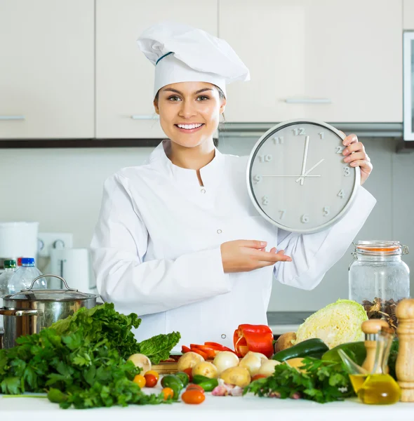 Chef avec légumes et horloge — Photo